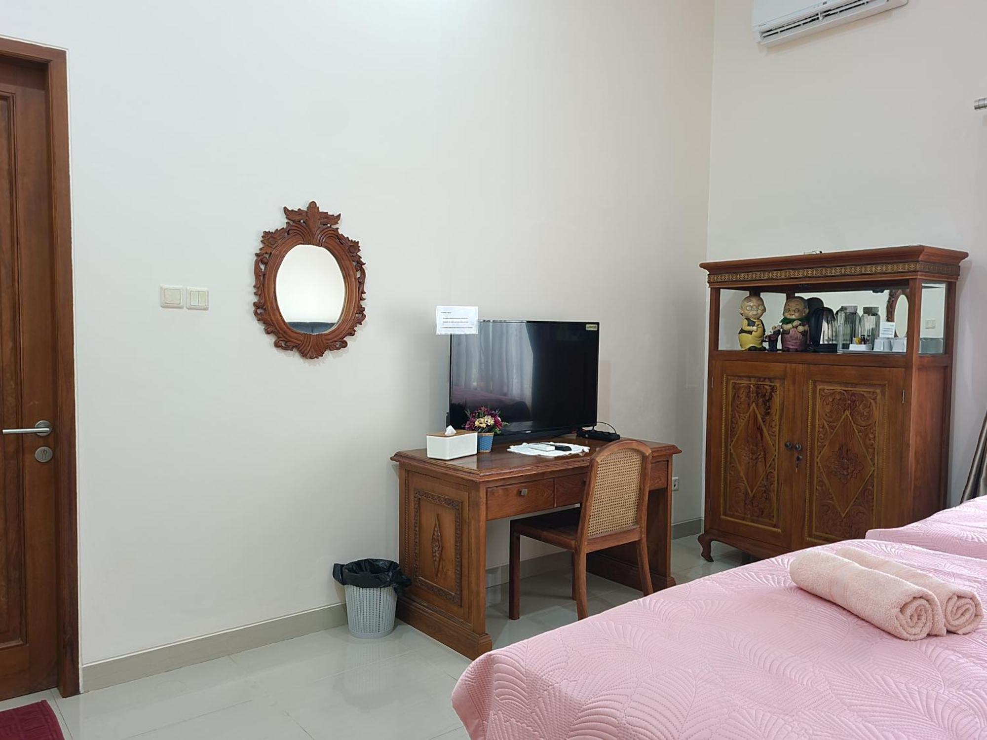 Ndalem Suryo Saptono Guest House Tugu Exterior photo